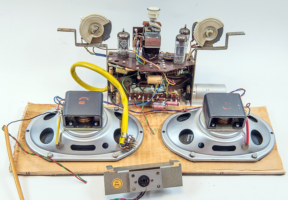Speaker with a large permanent magnet